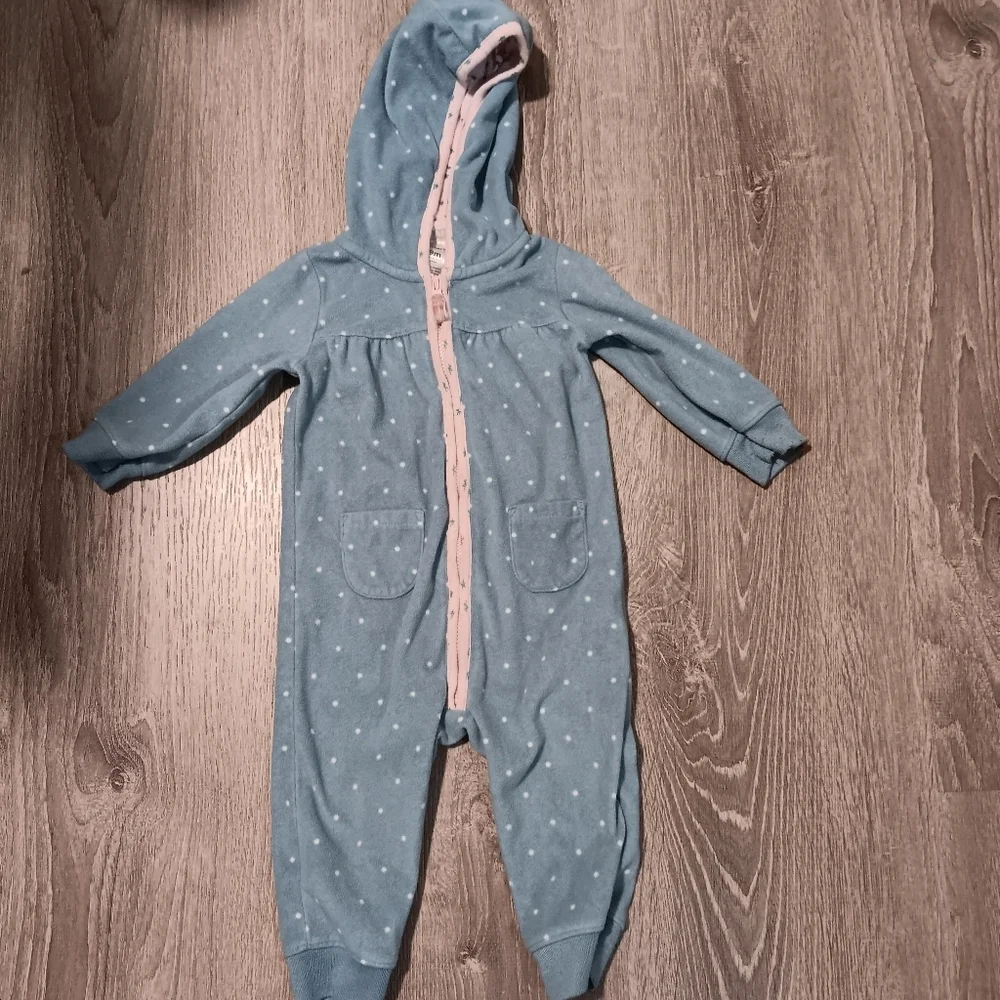 Carter's little girl winter Bundle onesie sets. 4 pieces. Size 9 months